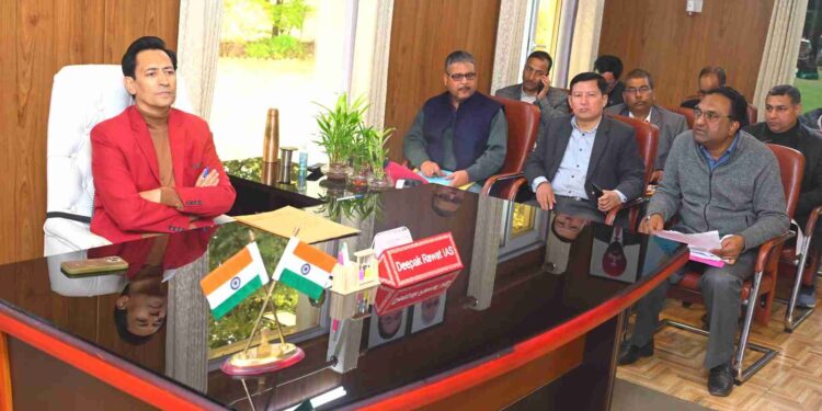 लाइन लॉस पर आयुक्त का सख्त रुख, बिजली चोरी पर एफआईआर और स्मार्ट मीटर लगाने के निर्देश