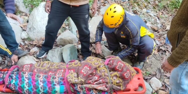 भवाली में भीषण सड़क हादसा, तीन महिलाओं की मौत, पुलिस-SDRF ने रेस्क्यू कर घायलों को बचाया