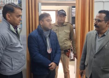 तहसील हल्द्वानी में छापा, न्यायालय कक्ष में प्राइवेट लोगों की दखलअंदाजी पर DM सख्त