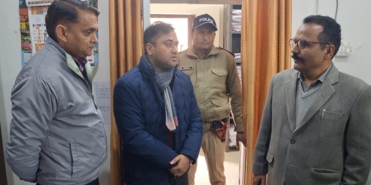 तहसील हल्द्वानी में छापा, न्यायालय कक्ष में प्राइवेट लोगों की दखलअंदाजी पर DM सख्त