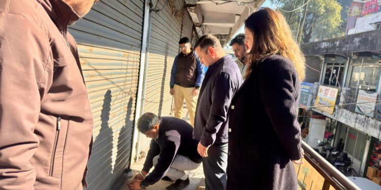 मेडिकल स्टोर्स पर बड़ी कार्रवाई, अनियमितताओं का खुलासा, एक स्टोर सील, एक की बिक्री पर रोक