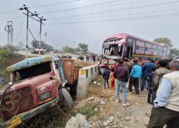 गोला बाईपास पर बस–डंपर की भीषण टक्कर, चालक घायल