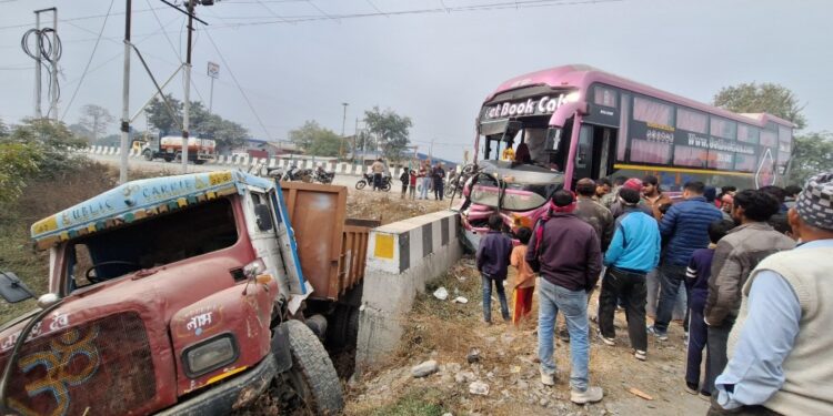 गोला बाईपास पर बस–डंपर की भीषण टक्कर, चालक घायल