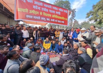 मंडी प्रशासन के खिलाफ व्यापारियों का जोरदार प्रदर्शन, 15 दिन में समाधान का आश्वासन