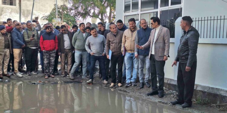 खुदी सड़कों पर आयुक्त दीपक रावत का सख्त रुख, तय समय में काम पूरा नहीं हुआ तो तय होगी जिम्मेदारी