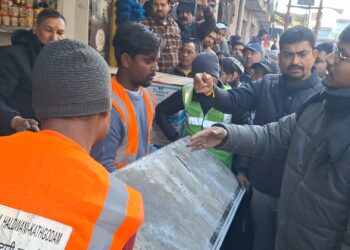 अतिक्रमण पर प्रशासन सख्त, बाजारों में व्यापारियों का सामान जब्त