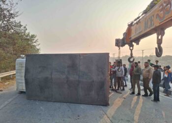 गोला बायपास पर तेज रफ्तार कैंटर पलटा, सड़क पर मचा हड़कंप, चालक फरार