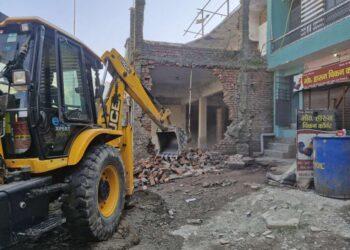 काठगोदाम सड़क चौड़ीकरण: अतिक्रमण पर चला प्रशासन का बुलडोजर