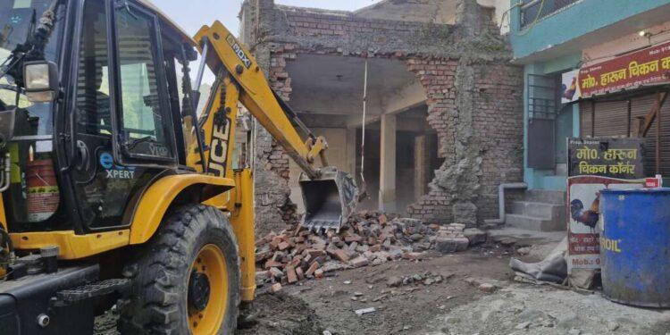 काठगोदाम सड़क चौड़ीकरण: अतिक्रमण पर चला प्रशासन का बुलडोजर