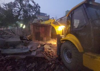 प्रशासन का बुलडोजर, नाला निर्माण को लेकर अतिक्रमण पर चला हथौड़ा