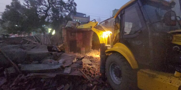 प्रशासन का बुलडोजर, नाला निर्माण को लेकर अतिक्रमण पर चला हथौड़ा