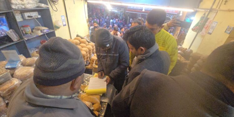 शहर में अतिक्रमण पर प्रशासन का कड़ा प्रहार, बाजार में चला अभियान