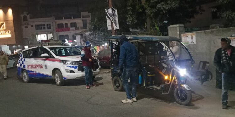 चेकिंग में परिवहन विभाग का सख्त एक्शन, 17 ई-रिक्शा सीज