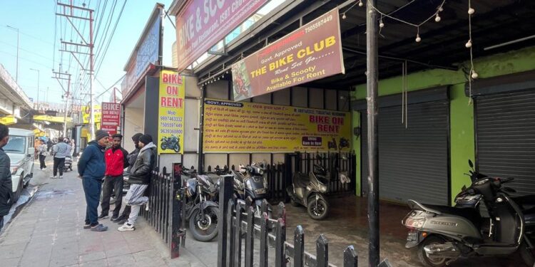 बाइक रेंटल संस्थानों पर परिवहन विभाग का छापा, अनियमितताओं पर मचा हड़कंप