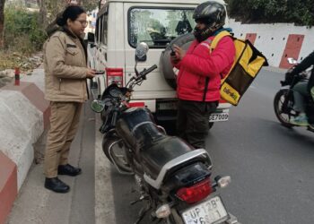 डिलीवरी वाहनों पर परिवहन विभाग की सख्ती, ब्लिंकिट-जोमैटो-स्विगी के 41 वाहन चालान, 8 बंद