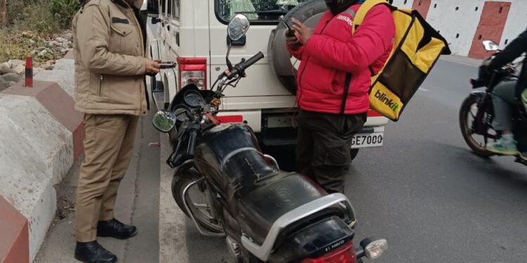 डिलीवरी वाहनों पर परिवहन विभाग की सख्ती, ब्लिंकिट-जोमैटो-स्विगी के 41 वाहन चालान, 8 बंद