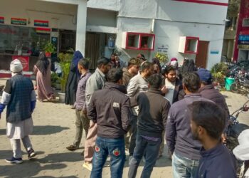 दिनदहाड़े रेलवे क्रॉसिंग पर खूनी तांडव, लाठी-डंडों से युवकों की बेरहमी से पिटाई, CCTV में कैद वारदात