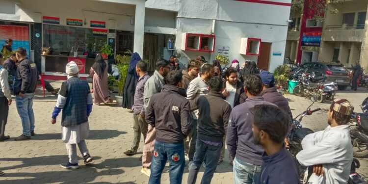 दिनदहाड़े रेलवे क्रॉसिंग पर खूनी तांडव, लाठी-डंडों से युवकों की बेरहमी से पिटाई, CCTV में कैद वारदात