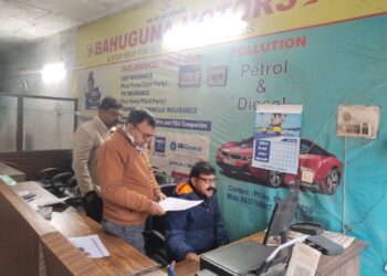 प्रदूषण जांच केंद्रों पर आरटीओ की सख्ती, औचक निरीक्षण में कई अनियमितताएं उजागर