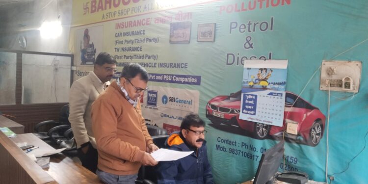 प्रदूषण जांच केंद्रों पर आरटीओ की सख्ती, औचक निरीक्षण में कई अनियमितताएं उजागर