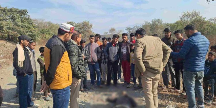 गोला बायपास की पार्किंग में संदिग्ध हालत में मिला शव