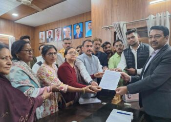 सड़कों की बदहाली पर फूटा जनआक्रोश, सौंपा ज्ञापन