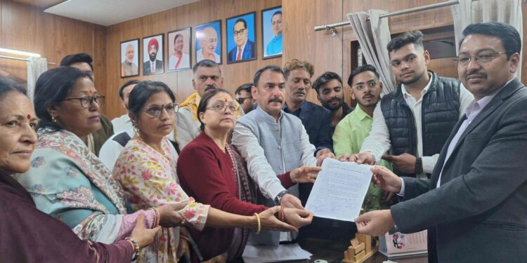 सड़कों की बदहाली पर फूटा जनआक्रोश, सौंपा ज्ञापन