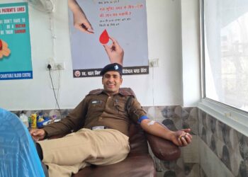 इंसानियत की मिसाल: दमकल कर्मी नीरज ने दुर्लभ A- रक्त देकर नवजात की जरूरत पूरी की