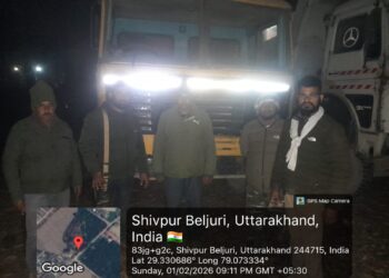 कटिया पुल खनन क्षेत्र में वन विभाग का छापा, डंपर-ट्रैक्टर पकड़े