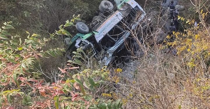 हिमाचल रोडवेज बस 100 मीटर गहरी खाई में गिरी, 3 की मौत, SDRF का रेस्क्यू जारी