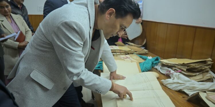 कलेक्ट्रेट निरीक्षण में कमिश्नर सख्त: लंबित वादों के शीघ्र निस्तारण और रिकॉर्ड डिजिटलीकरण के निर्देश