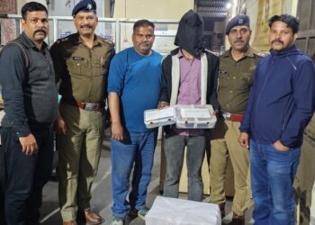 फर्जी दस्तावेज़ फैक्ट्री का भंडाफोड़: एसटीएफ की रेड में जन सेवा केन्द्र सील, सिडकुल नौकरी के लिए बनते थे नकली आधार