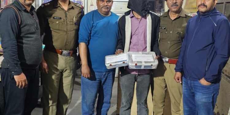 फर्जी दस्तावेज़ फैक्ट्री का भंडाफोड़: एसटीएफ की रेड में जन सेवा केन्द्र सील, सिडकुल नौकरी के लिए बनते थे नकली आधार