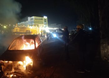 चलती कार बनी आग का गोला, फायर टीम की सूझबूझ से टली बड़ी दुर्घटना