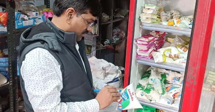 होली-रमजान से पहले खाद्य विभाग की सख्ती, दूध वाहनों व दुकानों पर छापे, नमूने जांच को भेजे
