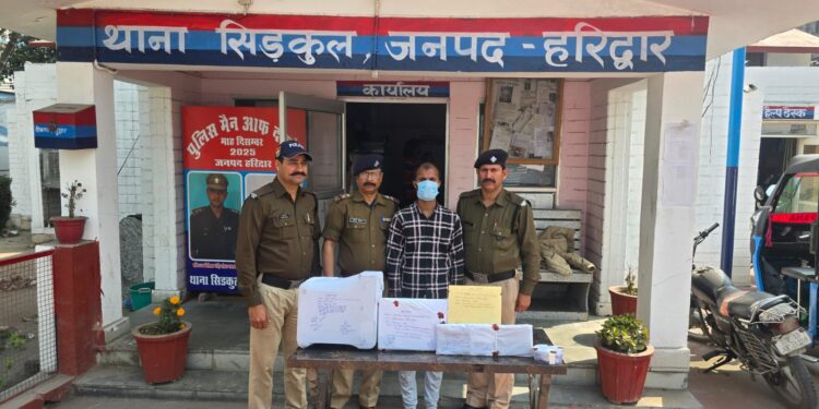 फर्जी दस्तावेज़ बनाने वाले का भंडाफोड़, मोबाइल रिपेयरिंग दुकान से आरोपी गिरफ्तार