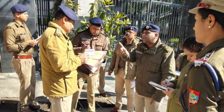 नैनीताल हाईकोर्ट की सुरक्षा पर सख्ती, एसएसपी ने लिया सुरक्षा व्यवस्थाओं का जायजा