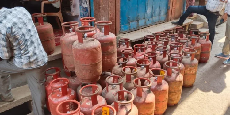 गैस की कालाबाजारी पर सख्ती, अभियान चलाने के निर्देश