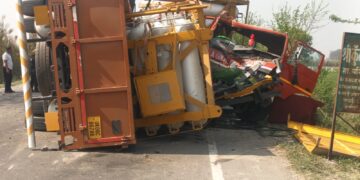 सीएनजी से भरे दो ट्रकों की भिड़ंत, पुलिस की मुस्तैदी से टला बड़ा विस्फोट