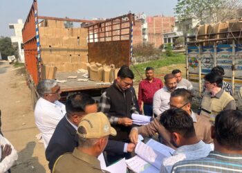 आंगनबाड़ी राशन सेंट्रल गोदाम पर छापा, बाल श्रमिक मिलने से हड़कंप