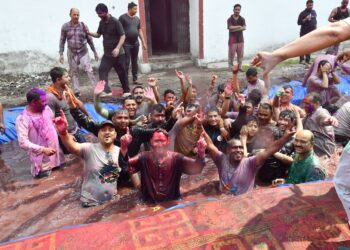 कर्तव्य के बीच रंगों की बौछार: एसएसपी मंजूनाथ टी.सी. की अगुवाई में नैनीताल पुलिस ने मनाई अपनत्व की होली