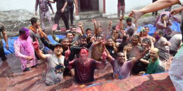 कर्तव्य के बीच रंगों की बौछार: एसएसपी मंजूनाथ टी.सी. की अगुवाई में नैनीताल पुलिस ने मनाई अपनत्व की होली