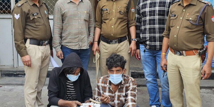 मृतक के वाहन से चोरी का खुलासा, दो शातिर चोर गिरफ्तार