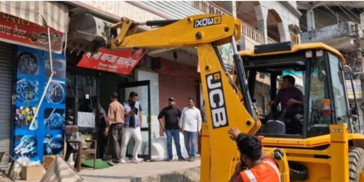 हल्द्वानी के उंचापुल में अतिक्रमण पर चला प्रशासन का बुलडोजर