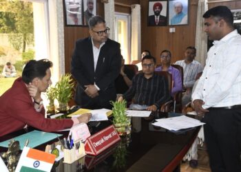 जनसुनवाई में आयुक्त दीपक रावत सख्त, 6 करोड़ की धोखाधड़ी में मुकदमे के निर्देश, अवैध निर्माण और गैस कालाबाजारी पर भी कार्रवाई