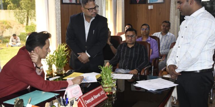 जनसुनवाई में आयुक्त दीपक रावत सख्त, 6 करोड़ की धोखाधड़ी में मुकदमे के निर्देश, अवैध निर्माण और गैस कालाबाजारी पर भी कार्रवाई