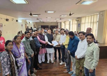 रेलवे अतिक्रमण हटाने की कार्रवाई से चिंतित इंदिरा नगर के 250 परिवार, पुनर्वास की मांग को लेकर महापौर को सौंपा ज्ञापन