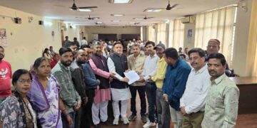 रेलवे अतिक्रमण हटाने की कार्रवाई से चिंतित इंदिरा नगर के 250 परिवार, पुनर्वास की मांग को लेकर महापौर को सौंपा ज्ञापन