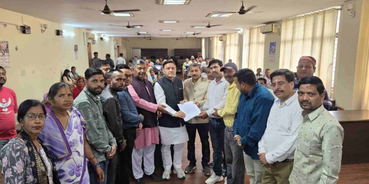 रेलवे अतिक्रमण हटाने की कार्रवाई से चिंतित इंदिरा नगर के 250 परिवार, पुनर्वास की मांग को लेकर महापौर को सौंपा ज्ञापन