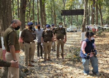 जंगल में महिला का सड़ा-गला शव मिलने से सनसनी, पहचान में जुटी पुलिस